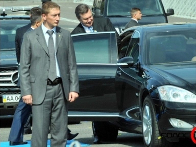 Янукович проехал мимо журналистов в «Межигорье» на большой скорости
