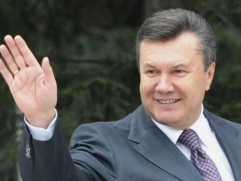 Янукович продолжает получать поздравления с Днем рождения