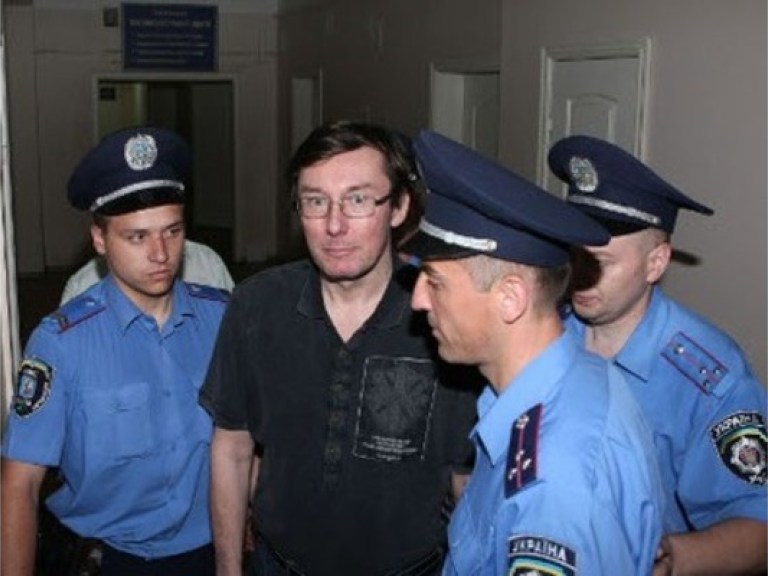 Судья Вовк выгнал Луценко из зала заседания за нарушение дисциплины