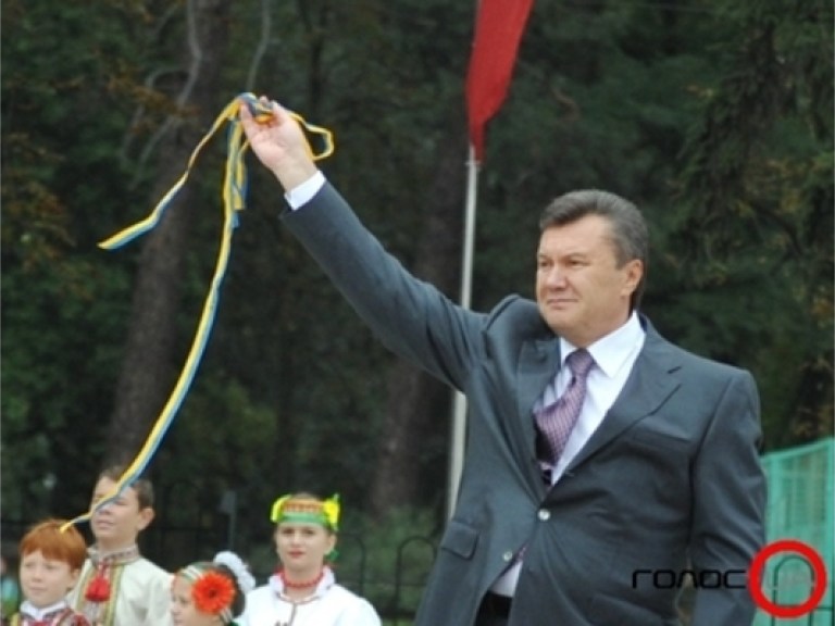 Янукович отменил парад в пользу бедных