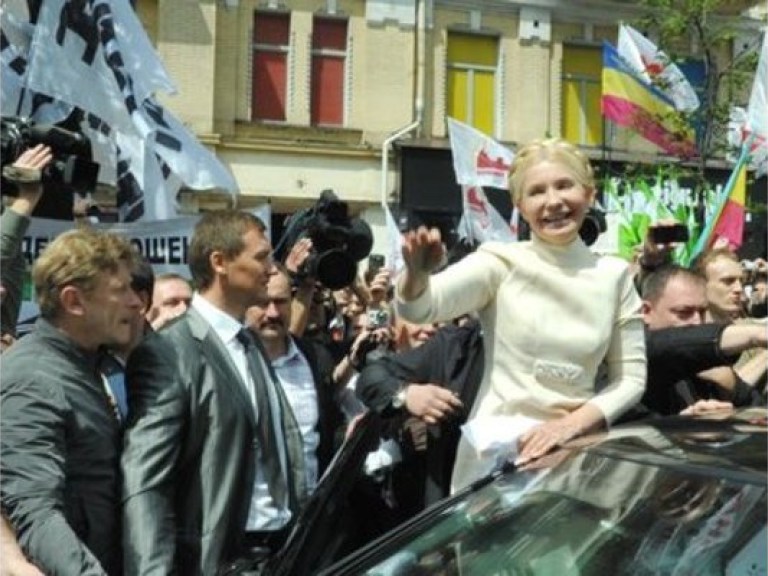 Сторонники и противники Тимошенко уже митингуют около суда
