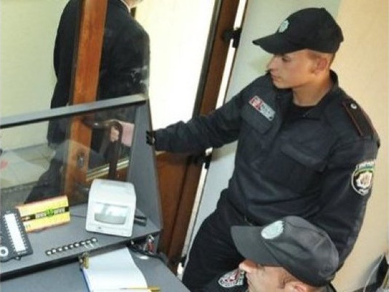 Милиция увеличивает количество железных щитов вокруг Печерского суда
