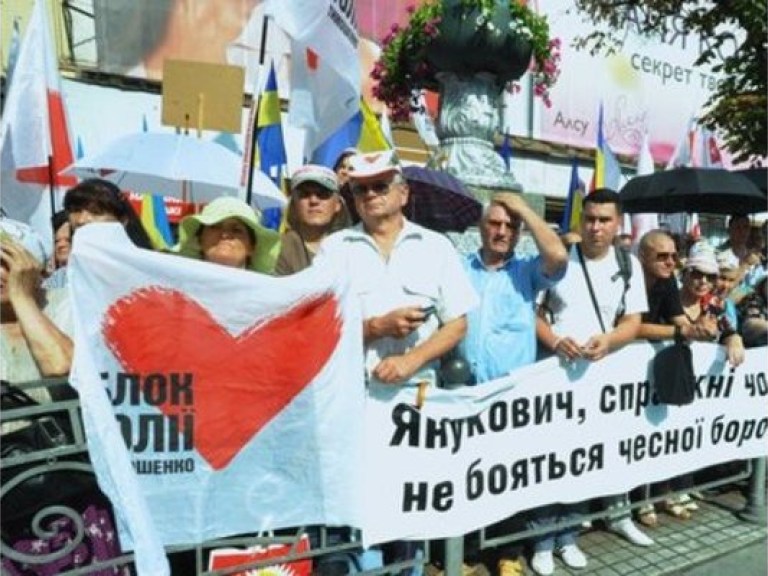 Сторонники Тимошенко продолжают акцию протеста у Печерского райсуда Киева