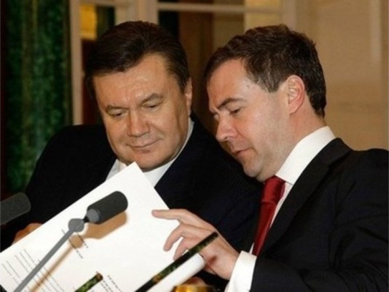 Медведев позвал Януковича в Сочи