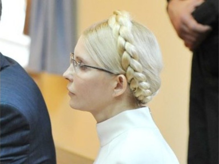 Адвокат Тимошенко пообещал, что она начнет вставать перед судьей