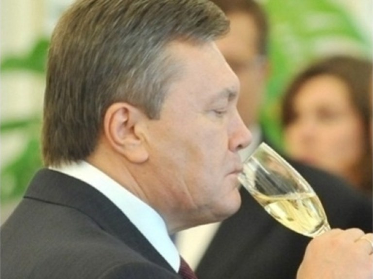 Янукович пожелал губернатору Черкащины достижений в добрых делах