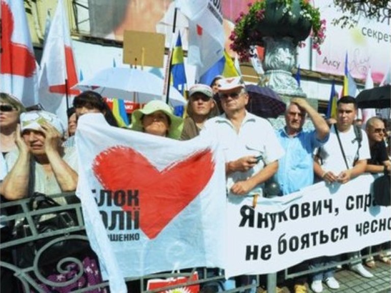 Митингующие под Печерским судом ведут себя спокойно &#8212; милиция