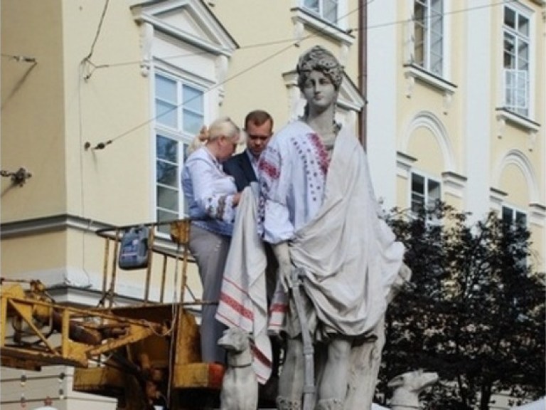 Львовские скульптуры переодели в вышиванки (фото)