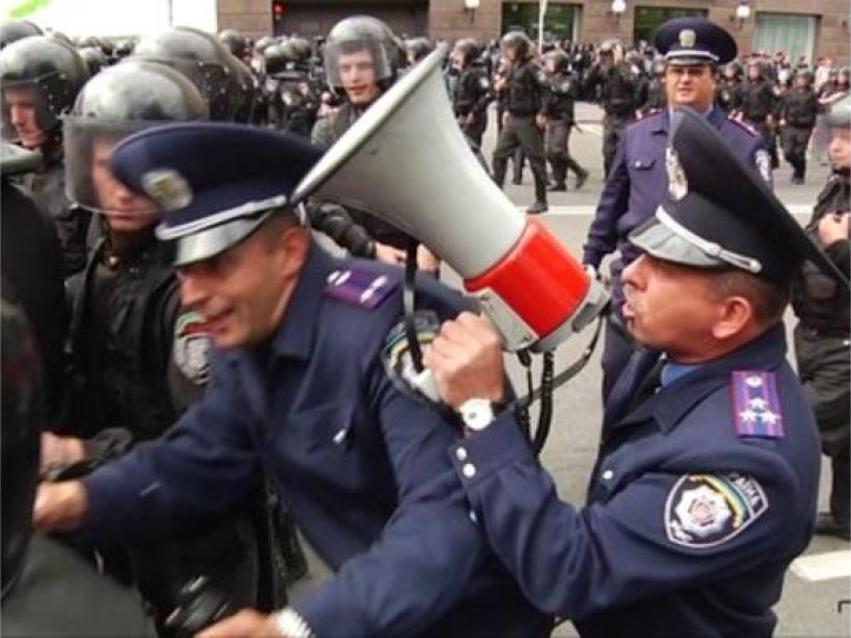 МВД подозревает, что милиционер во время драки на Майдане использовал парфюмерию, а не специальный газ