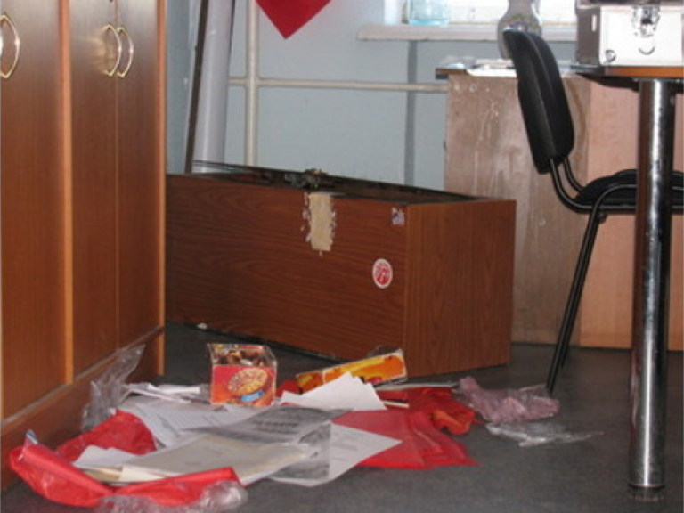 На офисы Донецкого обкома и горкома КПУ совершили разбойное нападение