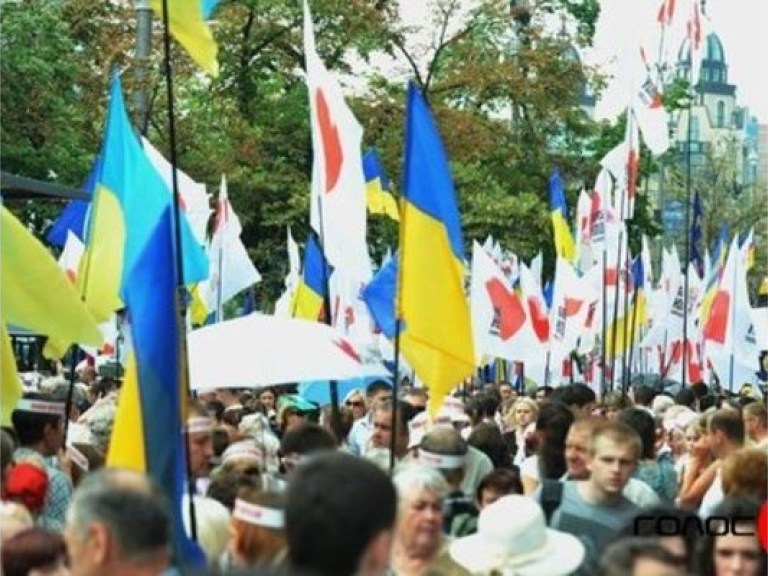 Количество митингующих в поддержку Тимошенко под судом увеличивается