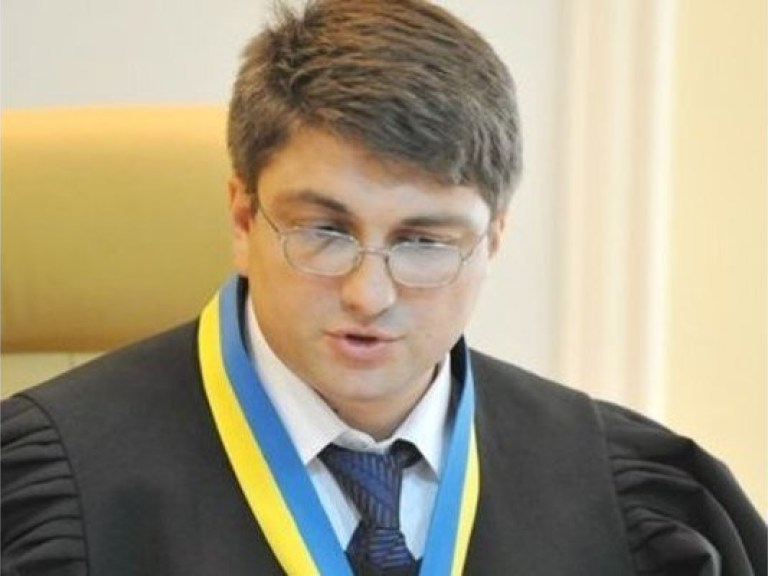 Киреев читает двадцатый по счету том материалов дела Тимошенко