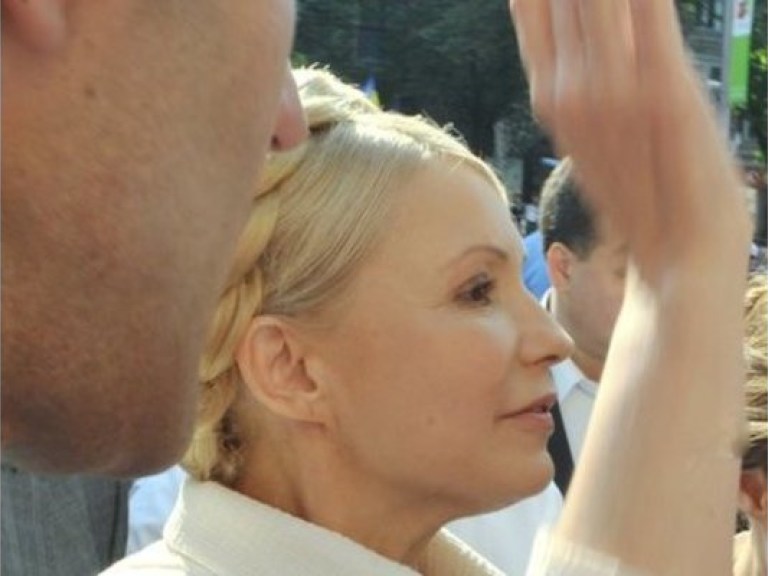 Автозак, в котором Тимошенко увозят из суда, не могли завести 20 минут