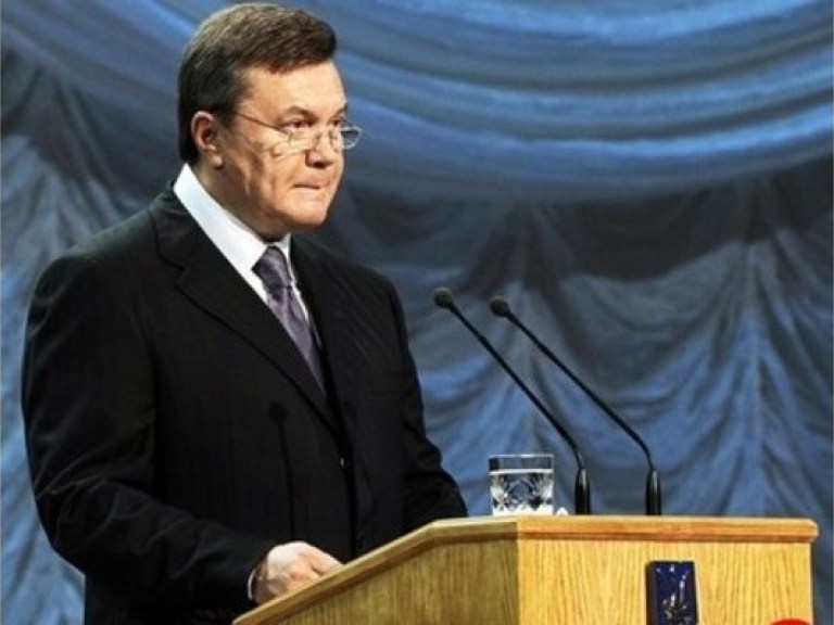 Янукович разослал первые экземпляры своей книги студентам