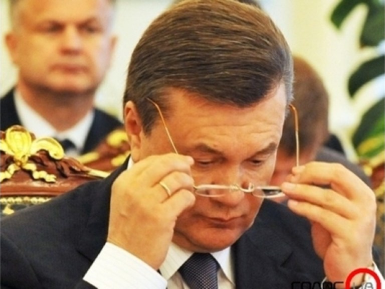 Окружение Януковича заинтересовано в падении его рейтинга — эксперт
