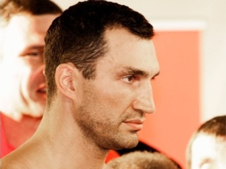 Виталий Кличко победил Томаша Адамека техническим нокаутом