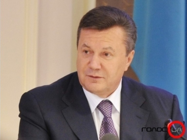 Янукович вылетел в Туркменистан
