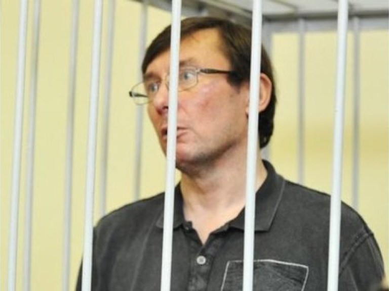 Защита Луценко просит сменить меру пресечения для экс-министра МВД