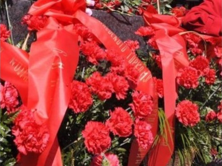 Коммунисты возложили цветы к памятнику воинам, погибшим в Великой Отечественной