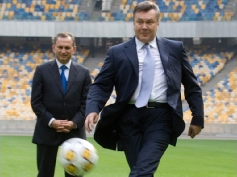 Янукович поиграл в футбол на «Олимпийском»