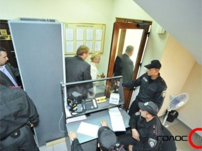 Тимошенко вывезли из суда через подворотню