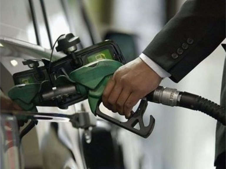 Нефтетрейдеров обязали снизить цены на бензин