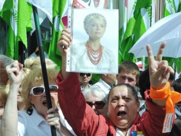 Партия Тимошенко зовет народ прийти на оглашение приговора к зданию суда