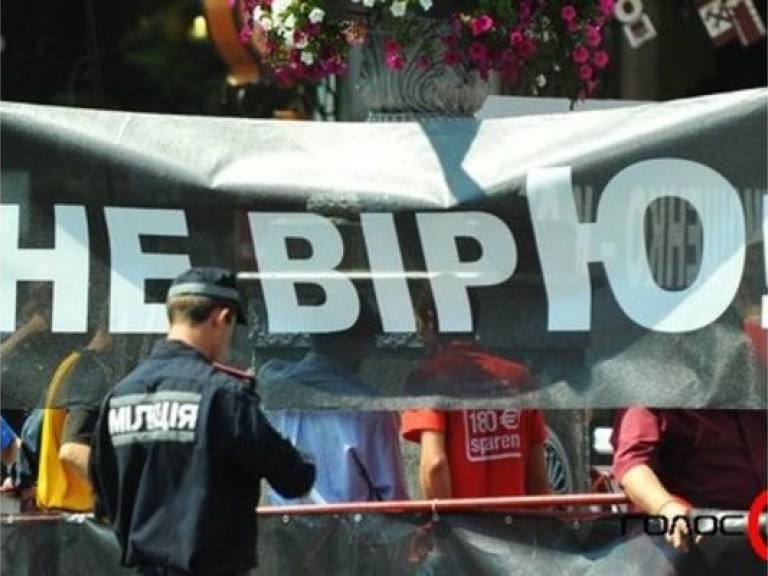 На Крещатике пытались убрать палатки в поддержку Ю.Тимошенко