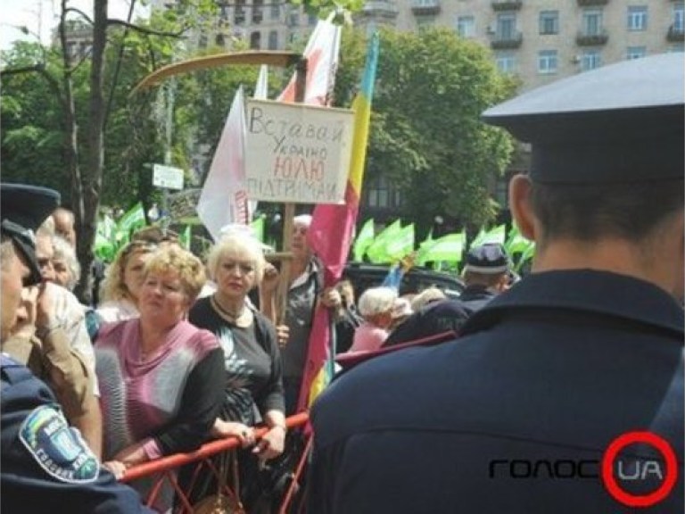 Сторонники Тимошенко пытаются прорвать цепь из милиции и попасть в суд (ВИДЕО)