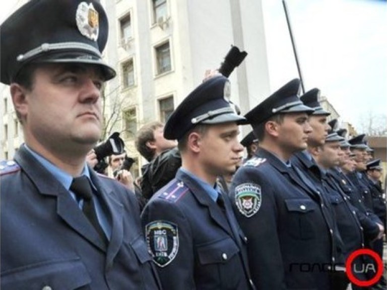 Депутаты из группы поддержки Тимошенко подрались с милицией, но их все равно не пускают в суд