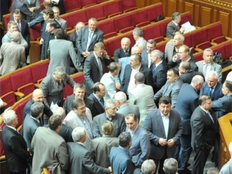 «БЮТ-Батькивщина» заблокировала трибуну парламента (ВИДЕО)