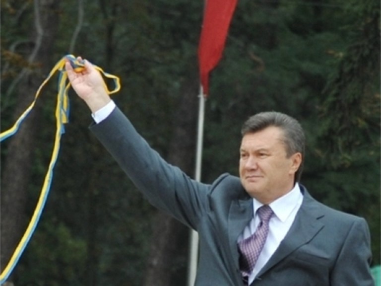Янукович разрешил парикмахерам и швеям работать в жилых домах
