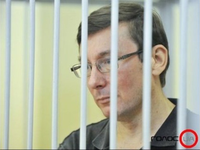 Адвокат Луценко просит суд обеспечить лечение подсудимого
