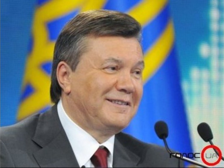Янукович пожелал автомобильным перевозчикам легкой дороги