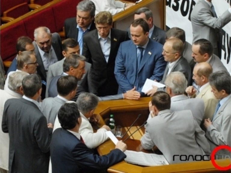 БЮТ заблокировал трибуну парламента