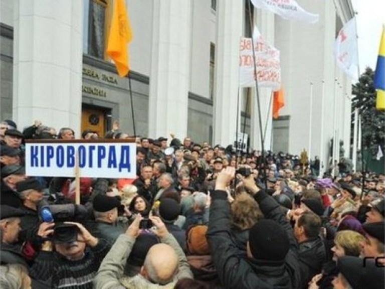 Журналистов, которые освещали штурм парламента, не пропускают назад в здание Верховной Рады