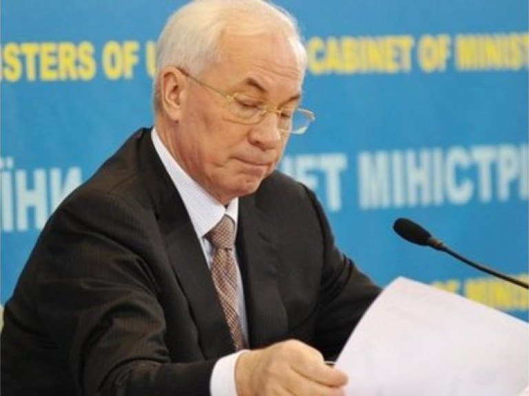 Азаров обещает сократить расходы на чиновников на миллиард гривен