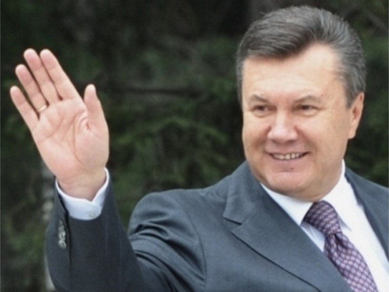 Янукович подарил детям ключи&#8230; от автобуса