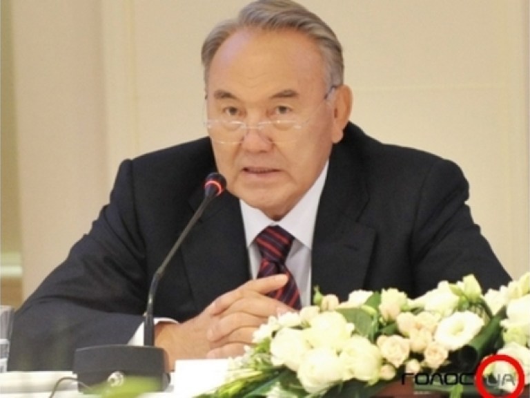 В Алма-Ате открыли памятник Назарбаеву с крыльями за спиной