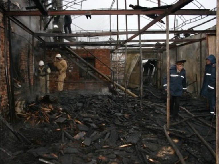 В Черкассах пожарные около трех часов тушили мебельную фабрику (ФОТО)