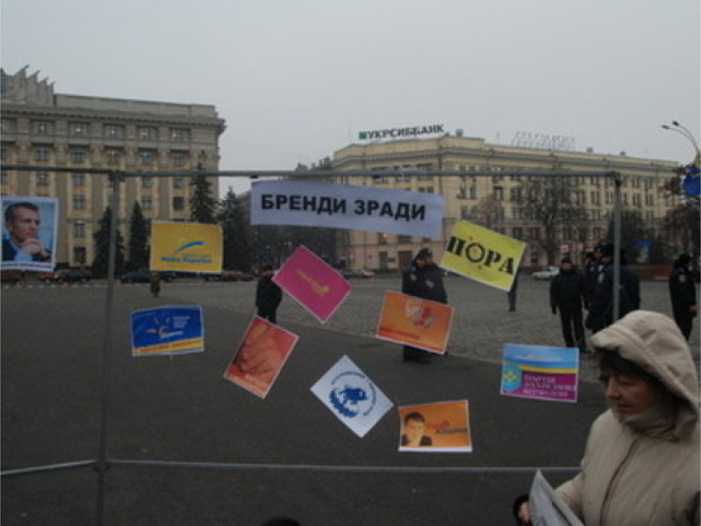 В Харькове националисты соорудили из символики Майдана «стену позора» (ФОТО)