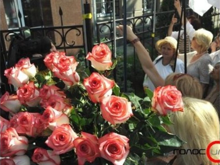 Соратники Тимошенко призвали украинцев принести ей цветы в День рождения