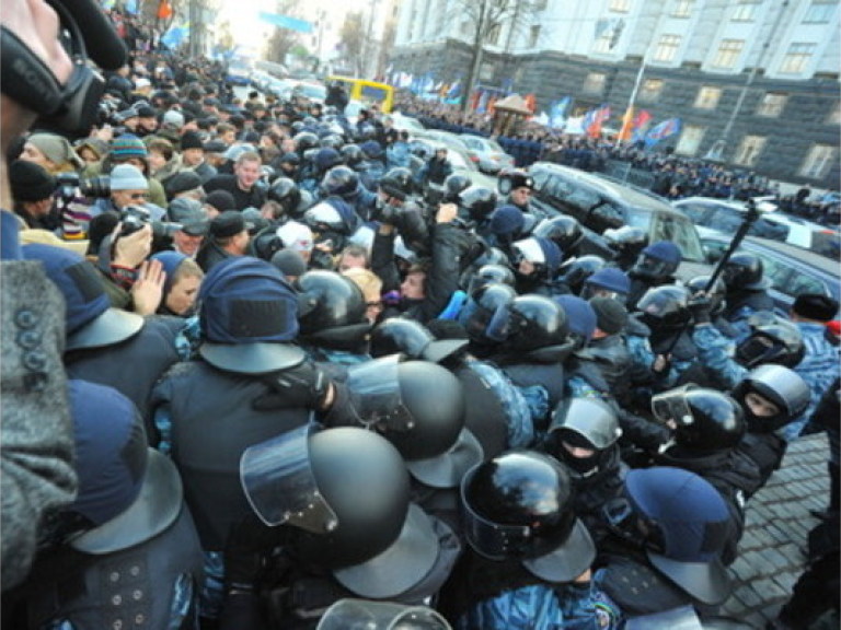 К митингующим под Кабмином привезли «Беркут» на 32 автобусах (ФОТО)