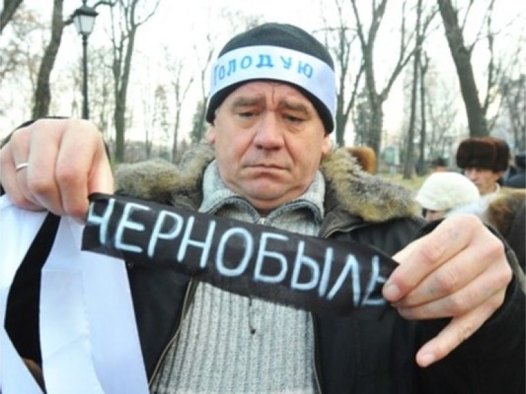 Голодающие под Кабмином чернобыльцы грозятся отказаться еще и от воды