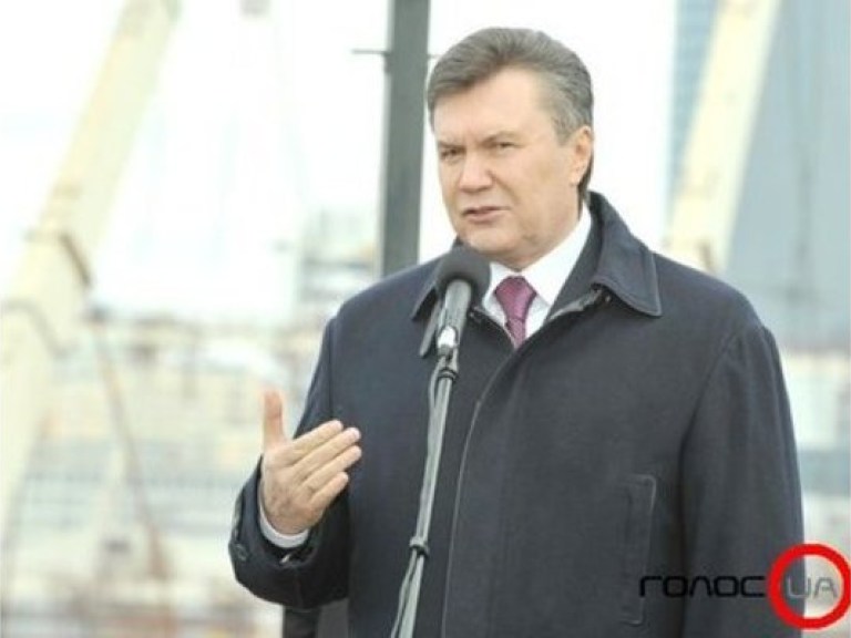 Янукович посмотрел, как строят дорогу в обход Днепропетровска