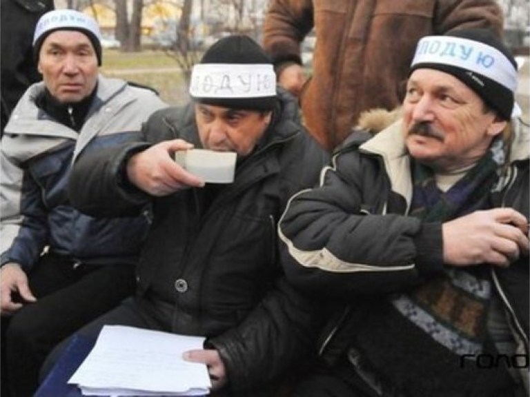 12 голодающих в Киеве чернобыльцев сдались — уезжают домой
