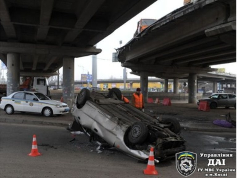 В Киеве авто слетело с 6-тиметрового путепровода &#8212; водитель и пассажир в реанимации (ФОТО)