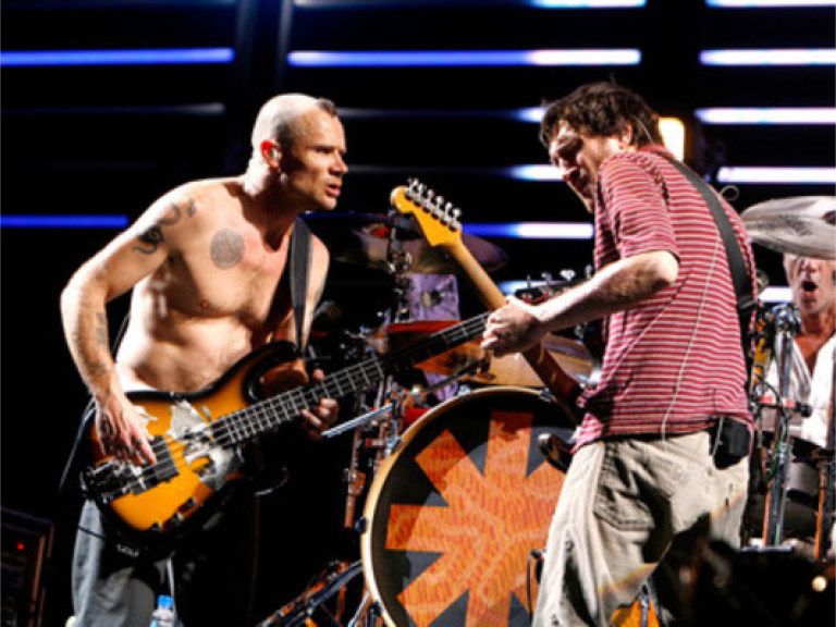 Red Hot Chili Peppers отменили начало турне