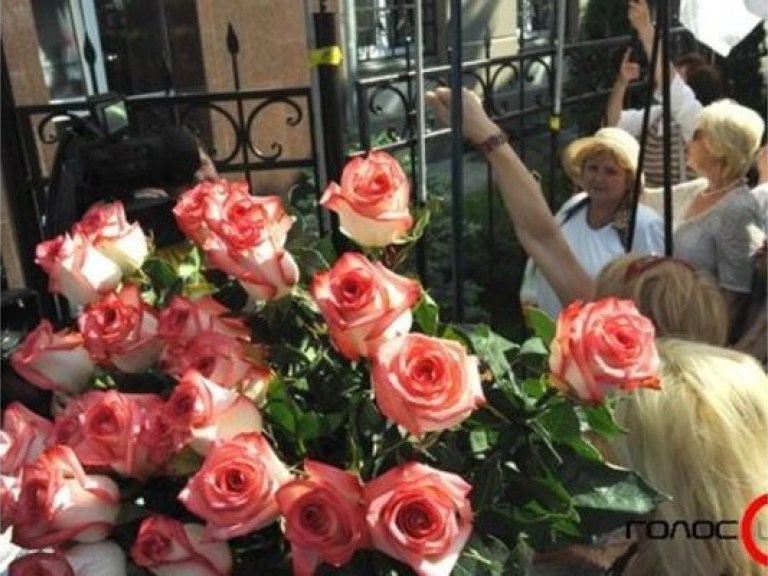 Харьковчанки пришли к Тимошенко с розами и стихами