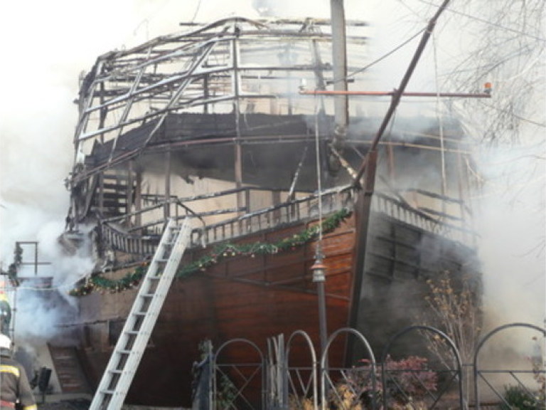 Пожар в плавучем ресторане в Одессе ликвидировали (ФОТО)